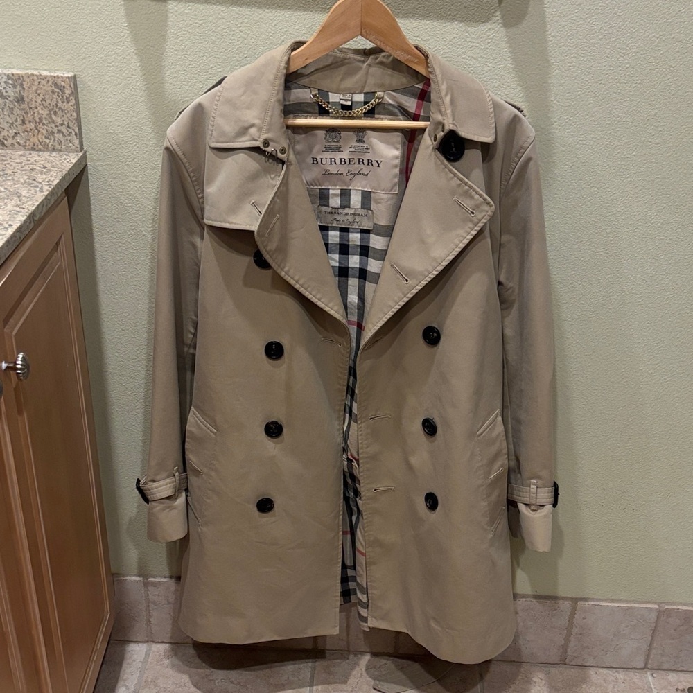 Burberry Mens Beige Trench Coat with Black Accents - Picture 3 of 14